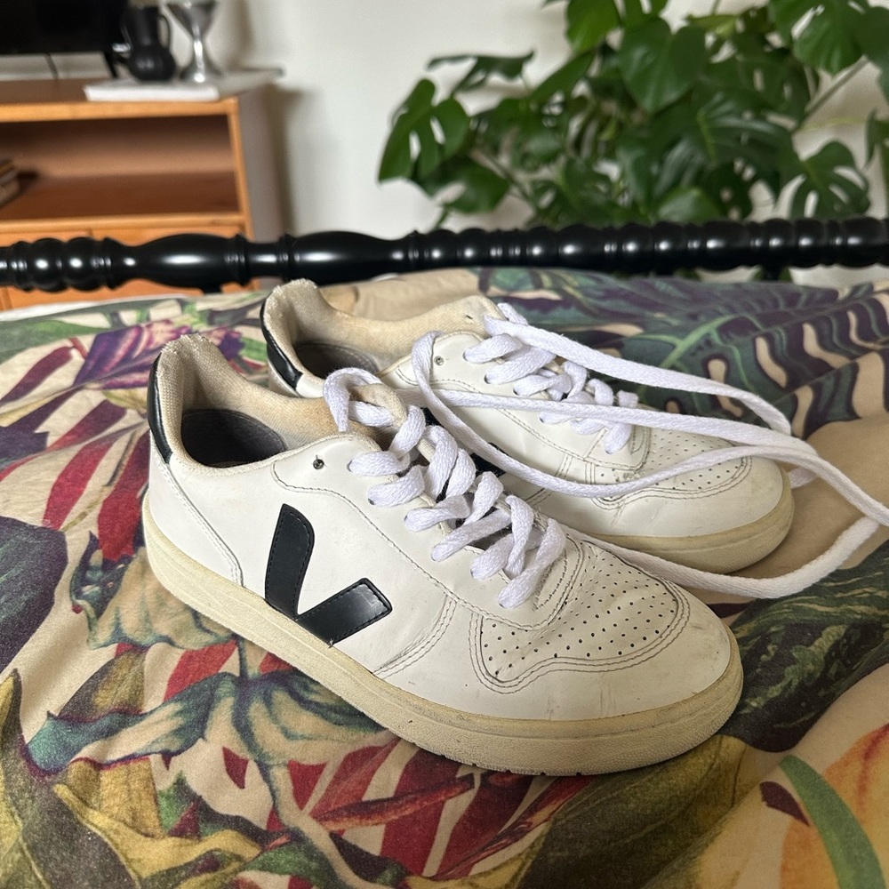 Veja women’s sneakers black and white